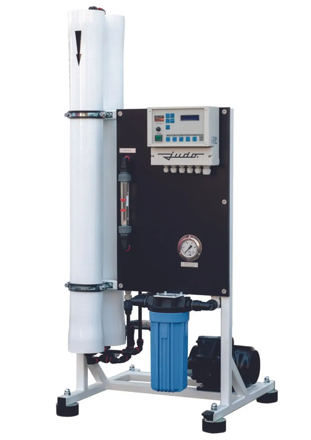 JUDO Umkehr-Osmose-Anlage mit verschiedenen Anschlüssen, Steuerungseinheit und Druckmanometer, montiert auf einem stabilen Gestell mit Wasserfiltrationseinheit.